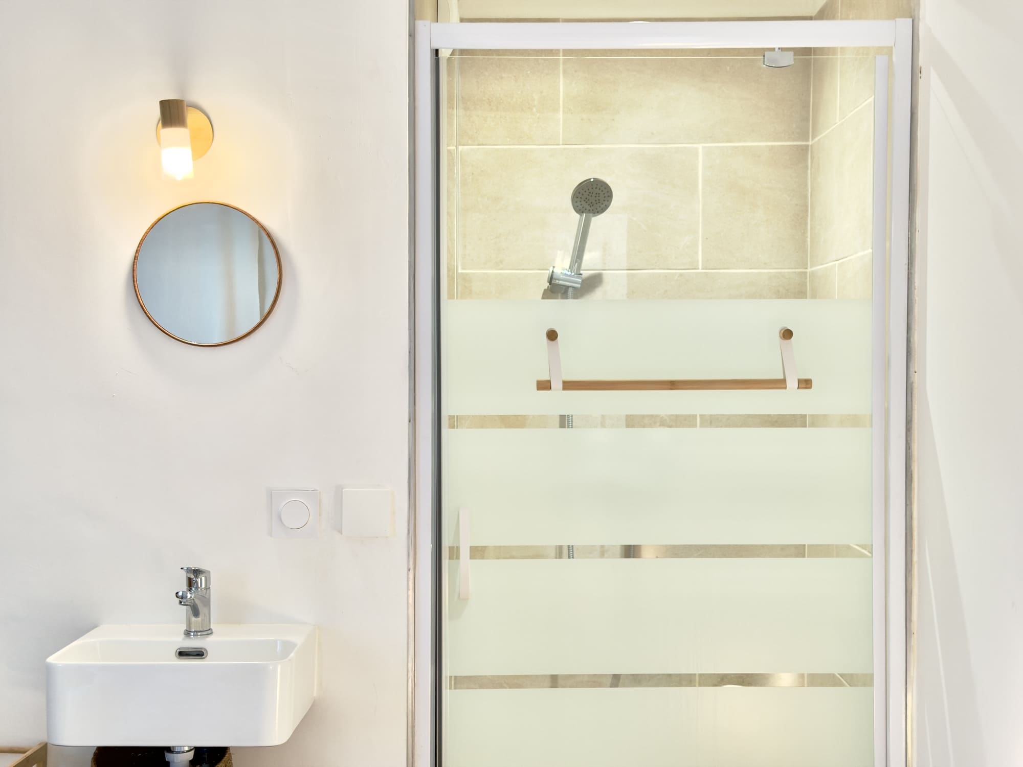 Douche et lavabo de la chambre parentale