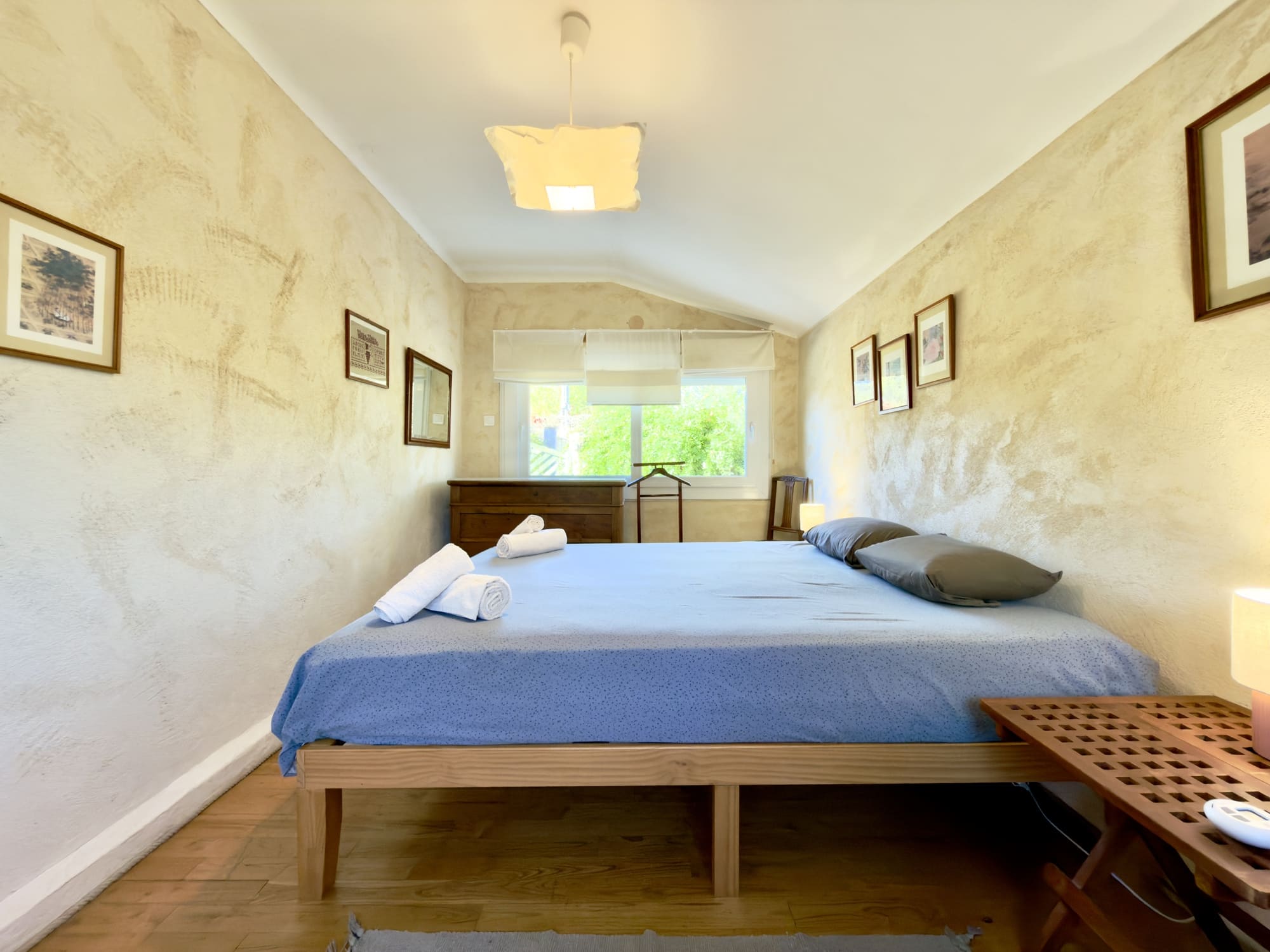 Chambre double, vue sur la fenêtre et le jardin