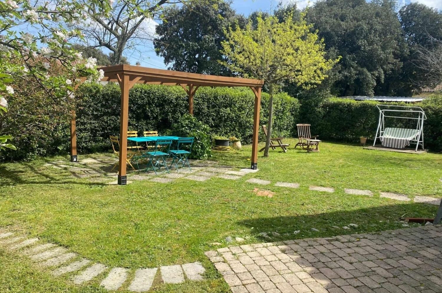 Jardin ouest avec pergola et balancelle