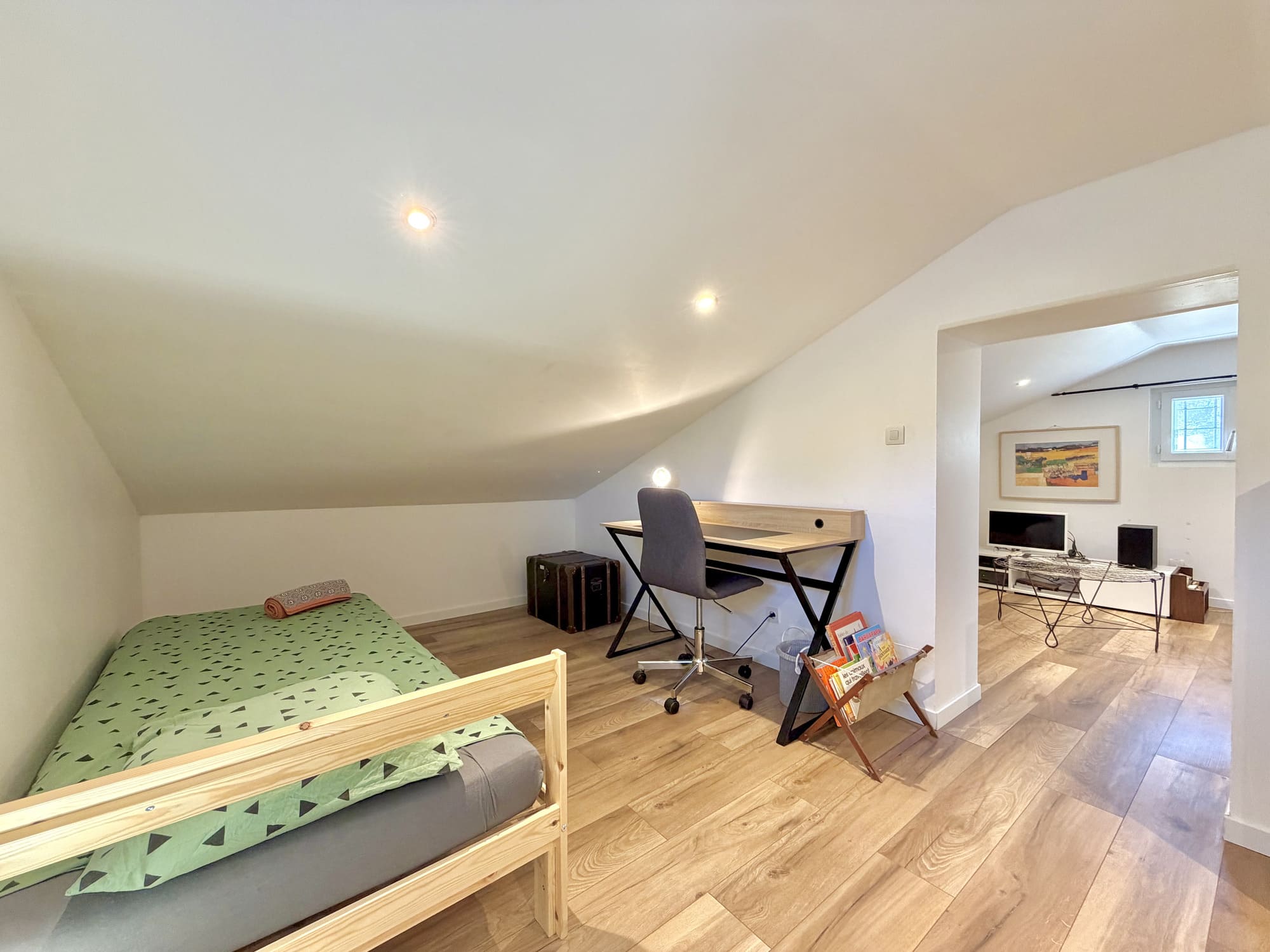 Chambre à l'étage avec bureau et accès mezzanine