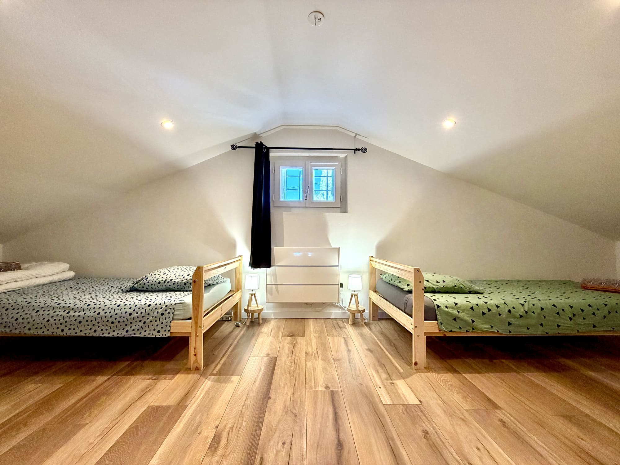 Chambre à l'étage avec deux lits simples