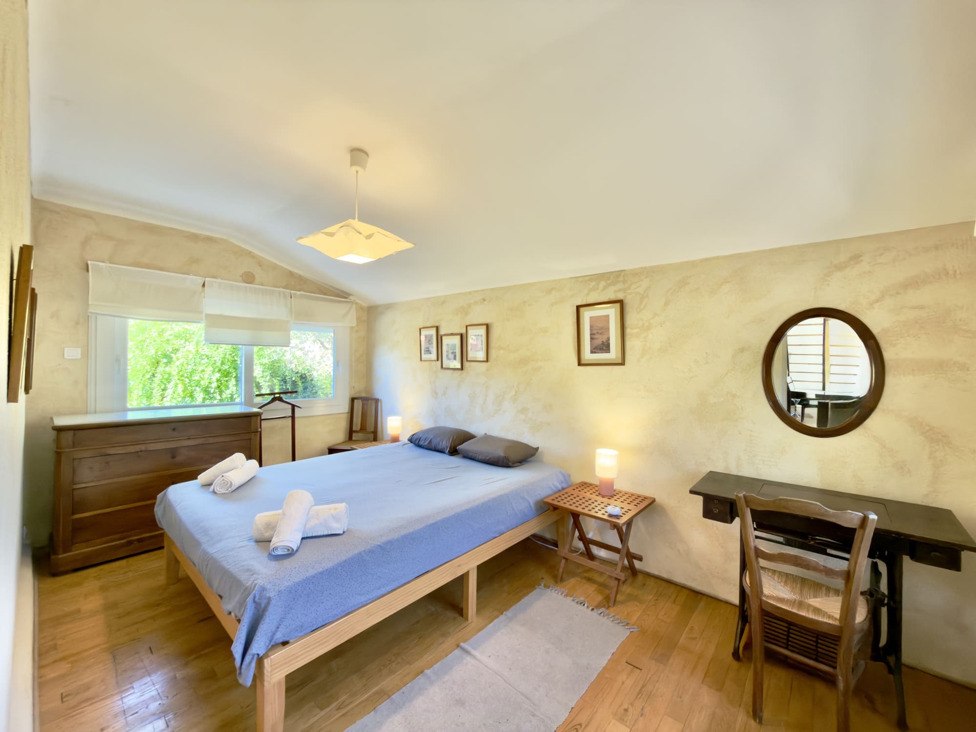 Chambre double avec grand lit et murs enduits
