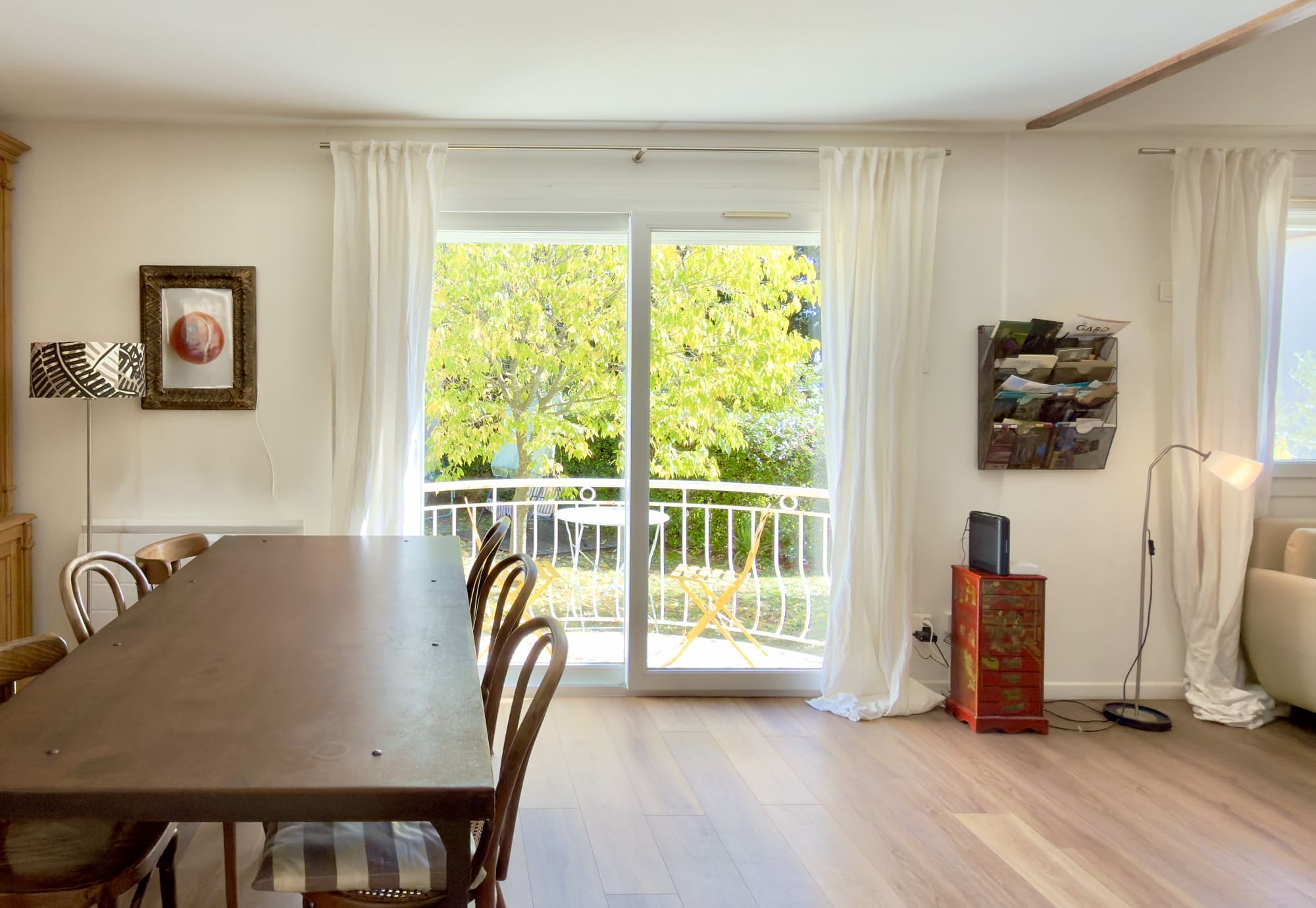 Balcon donnant sur le jardin depuis le salon