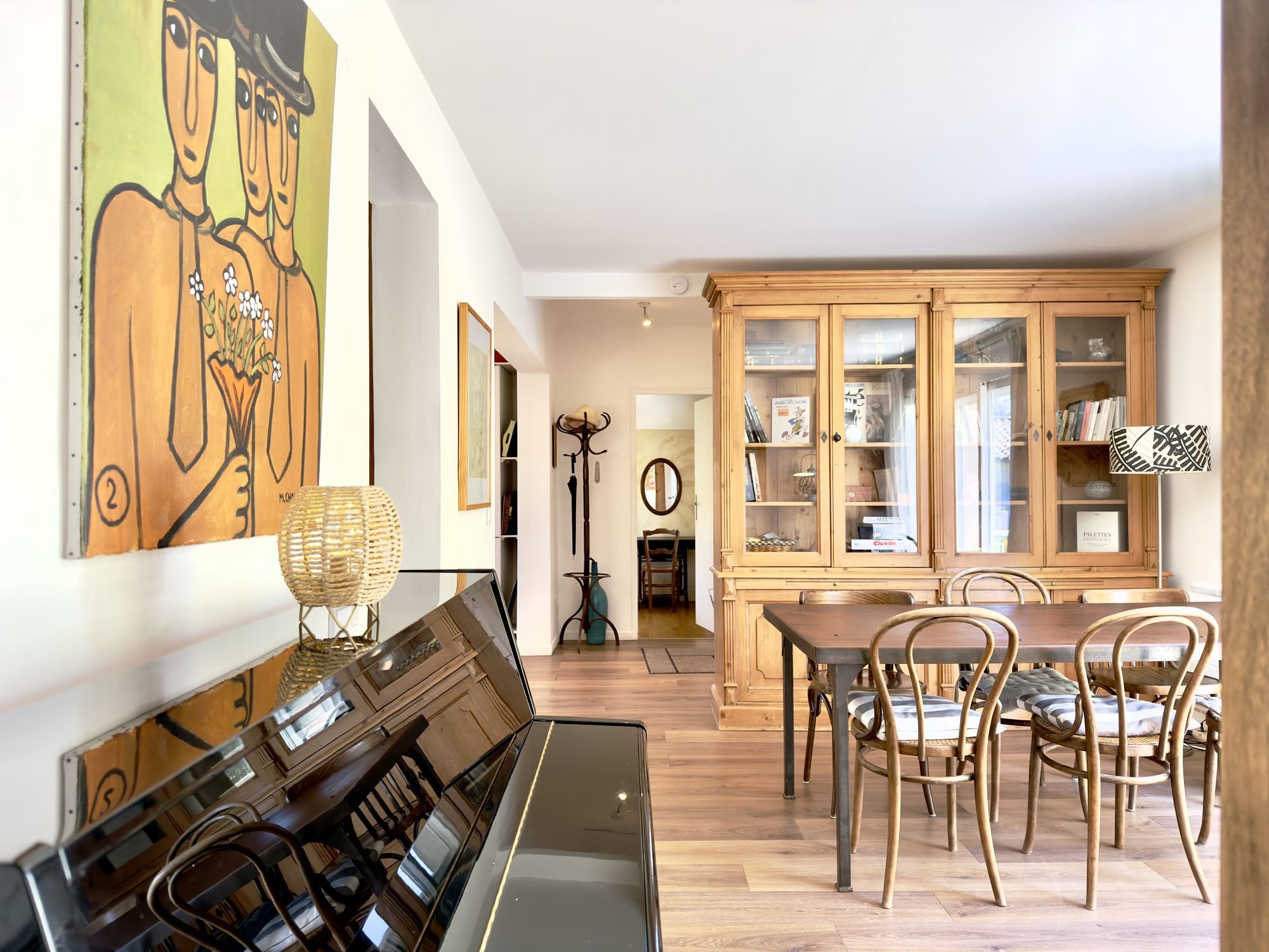 Piano et coin salle à manger