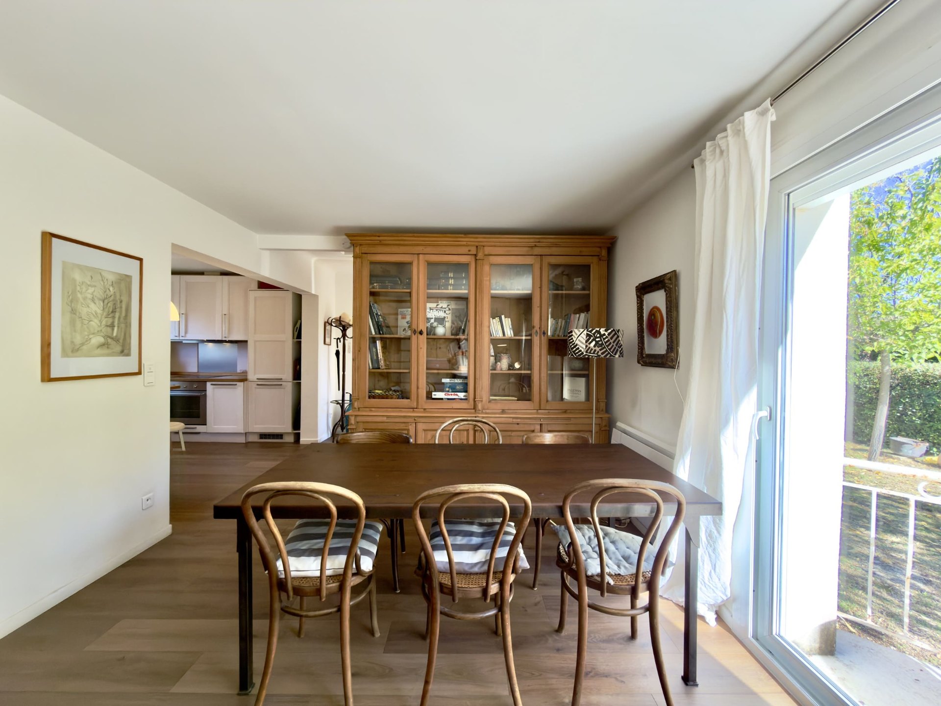 Salle à manger lumineuse de la Villa des Gardies